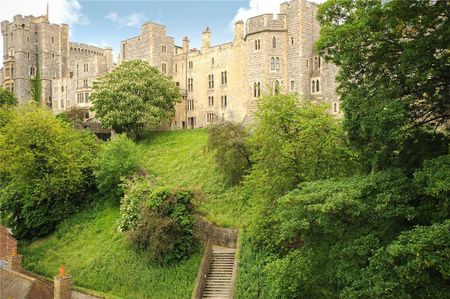 A top floor apartment located within central Windsor, benefiting from period features and lovely views over Windsor Castle. - Photo 5
