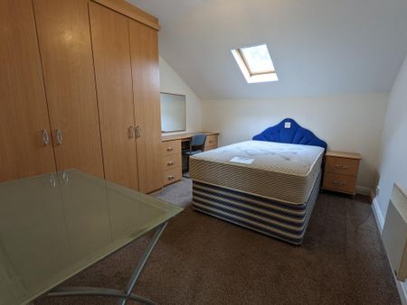 3 bedroom flat to rent - Photo 4