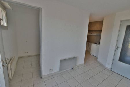 Location appartement 1 pièce 30 m² Saint-Raphaël 83700 - Photo 4