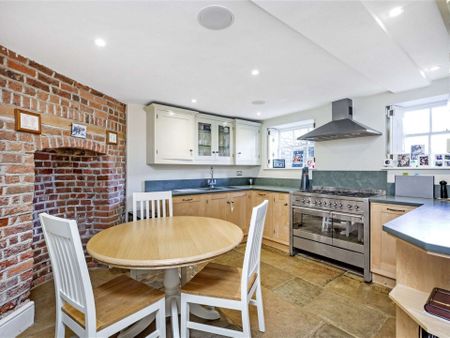 A bright and spacious five bedroom family home near Richmond Green - Photo 5