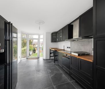 Kinveachy Gardens, Charlton, SE7, London - Photo 3