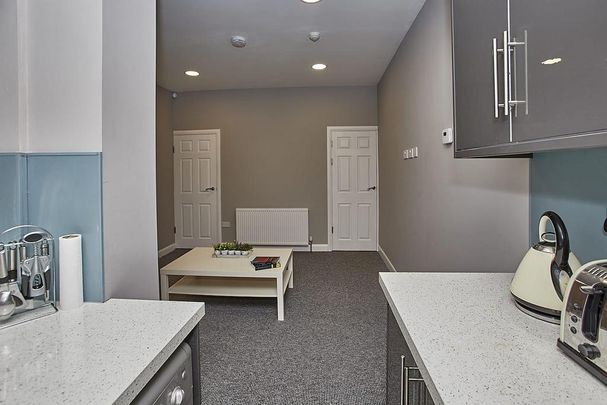 4 bedroom terraced house to rent - Photo 1