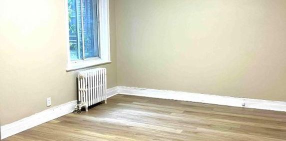 PRES DU METRO SNOWDON 3 CHAMBRES FERMEES- RENOVE - Photo 2