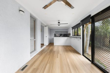 Stylish Family Home with Pool, Bar & Balcony in Prime Werribee Location! - Photo 2