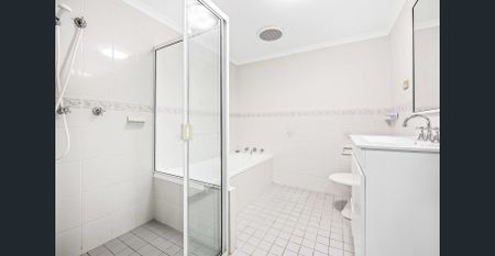 Freshly presented three bedroom apartment - Photo 3