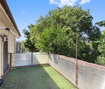 LOCATION, LOCATION! - Photo 6