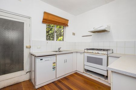 Charming 2-Bedroom Apartment with Secure Parking at Eildon Court, St Kilda - Photo 2