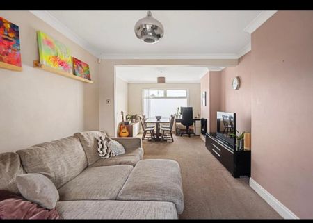 3 bedroom end of terrace house to rent - Photo 3