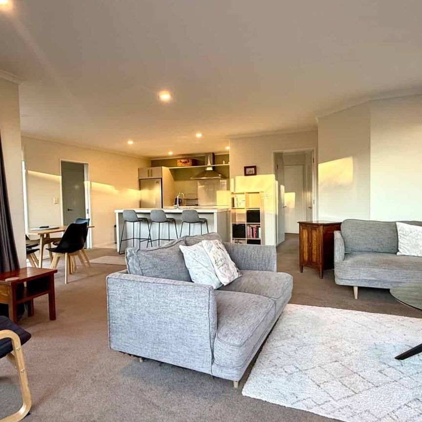 Sun drenched fully furnished 3 bedroom townhouse in quiet location! - Photo 1