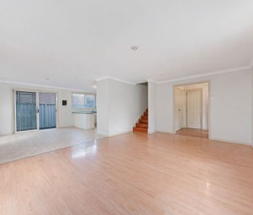 3 Bedroom Townhouse in Prime Location!! - Photo 2