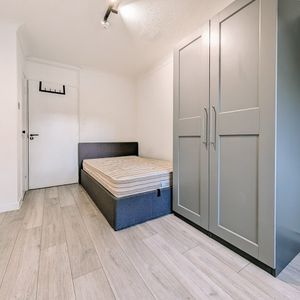 Studio Flat, Peacehaven, W3 - Photo 2