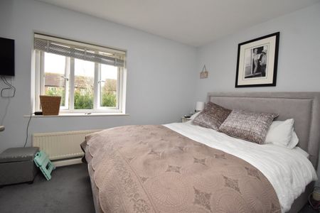 Fernihough Close, Weybridge, KT13 - Photo 2