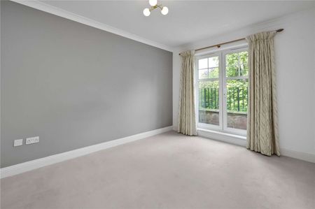 Four bedroom town house in gated development on a highly regarded Road in Ascot. - Photo 3