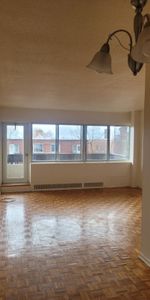 Grand 3 1/2 chauffé, eau chaude, électros - Photo 3