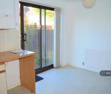 2 bedroom semi-detached house to rent - Photo 5