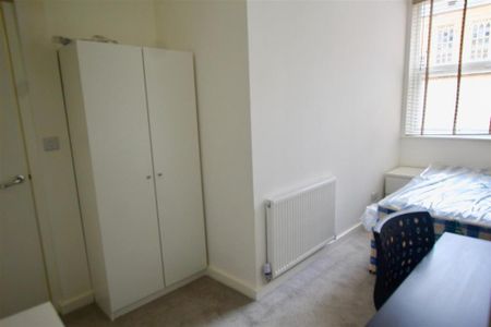3 bedroom flat to rent - Photo 4