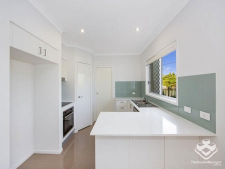 MODERN STYLISH 3 BED TOWNHOUSE IN GREAT LOCATION - Photo 5