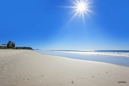 SPACIOUS TWO BEDROOM APARTMENT WITH HUGE OUTDOOR DECK - WALK TO BEACH! - Photo 2