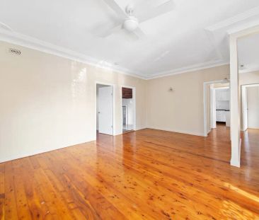 “Spacious home located in lovely locale” - Photo 2