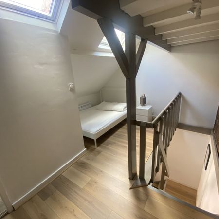 Joli T1bis avec mise à disposition du mobilier situé rue de la Monnaie dans le Vieux Lille. réf G345-2 - Photo 3