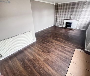 3 bedroom Flat To Let - Photo 2