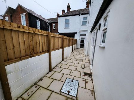 1 bedroom in a house share to rent - Photo 2