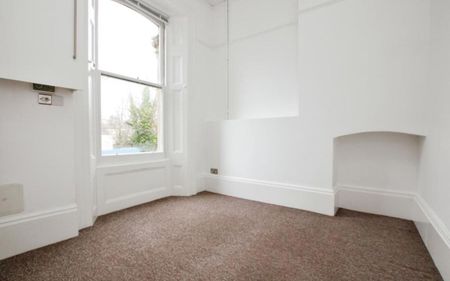An excellent 2 double bedroom, hall floor flat on the popular Meridian Road in Redland with communal garden! - Photo 3