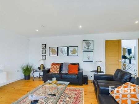 4 bedroom detached house to rent - Photo 3