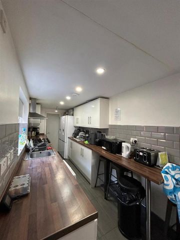 1 bedroom in a house share to rent - Photo 5