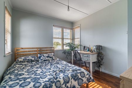 Classic Kiwi Design - Modernised kitchen with 3 + 1 bedrooms (bonus of purpose-designed sleepout) - Photo 5