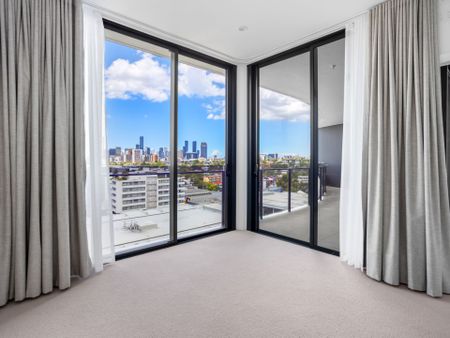 Brand New Luxury 3-Bedroom Apartment in the Heart of West End - Photo 2