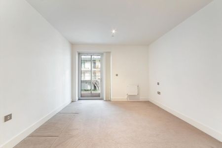 Three-bed duplex available to rent now. - Photo 2