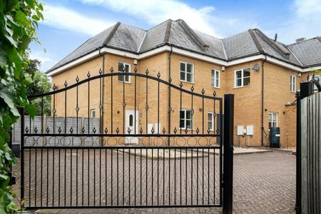 End Of Terrace House to rent - Rojack Road, London, SE23 - Photo 2