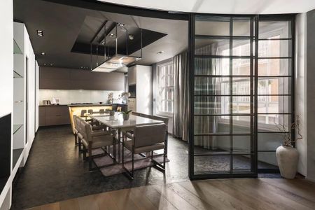 A spacious four bedroom lateral apartment in Mayfair with 24-hour porter. - Photo 4