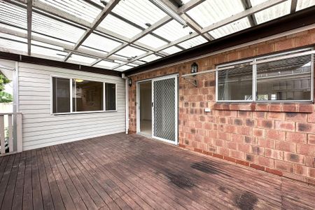 SPACIOUS THREE BEDROOM FAMILY HOME IN A PRIME GREENACRE LOCATION - Photo 5