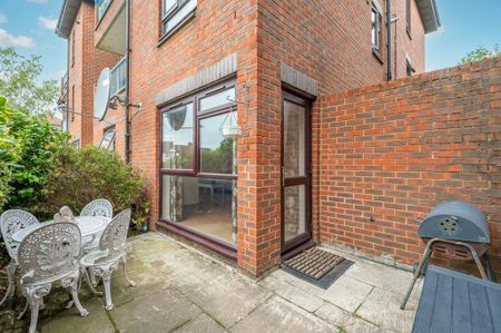 3 bedroom flat to rent - Photo 2
