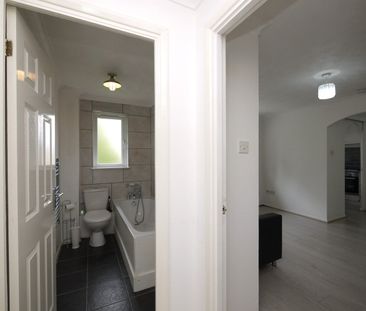 Studio Flat, Greenacre Gardens, E17 - Photo 2