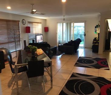 Great Location! Beautiful 3 Bedroom Villa with double garage - Photo 2