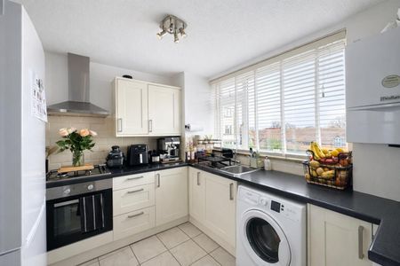 2 bedroom Flat To Let - Photo 4