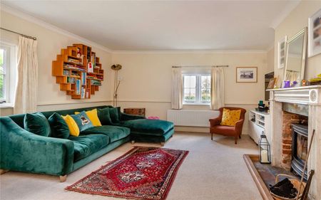 Character family home in a village setting - Photo 3