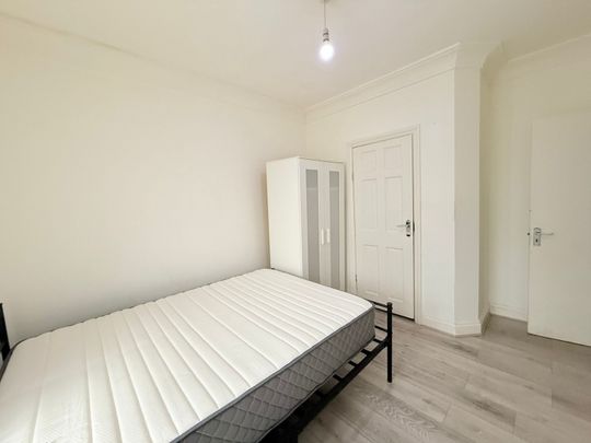 Ensuite room to let close to ilford station-£900 pcm - Photo 1