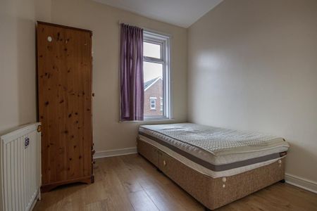 3 bedroom flat to rent - Photo 3