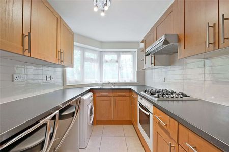 Fully furnished - Neutrally decorated and well maintained two bedroom first floor apartment, centrally located for Northwood station and shops. Available Now. - Photo 3