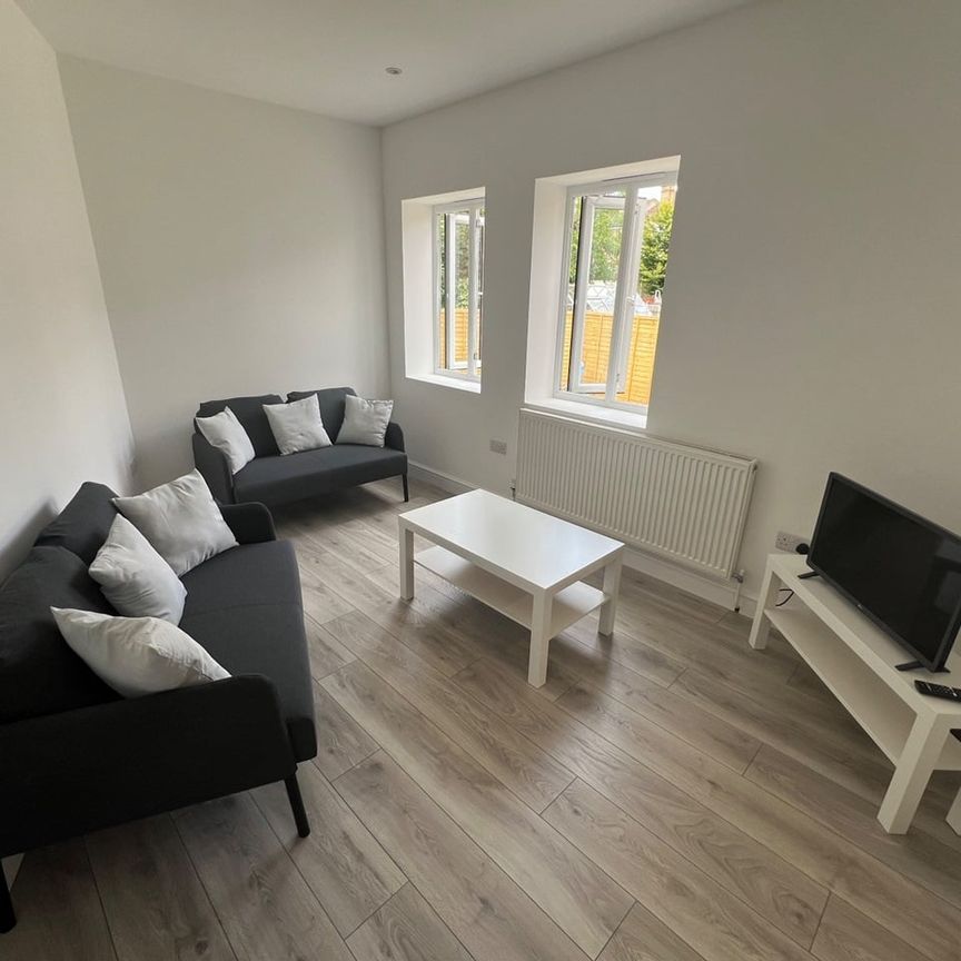 Room in a Shared Flat, Ledbury Road, CR0 - Photo 1