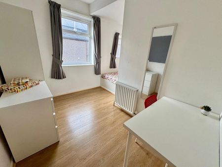 5 Bed Terraced House, Pomona Street, S11 - Photo 3