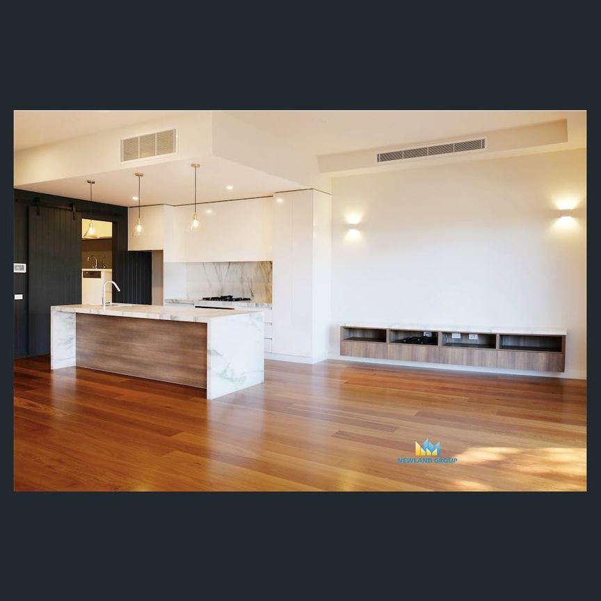 BREAK LEASE OPPORTUNITY | Luxury 5-Bedroom Townhouse in Prime Kew Location | Lease Term Negotiable - Photo 1