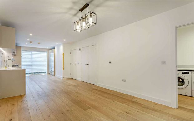 A well-presented four-bedroom townhouse in a sought-after South Cambridge development, offering easy access to the city centre and Addenbrooke's Hospital - Photo 1