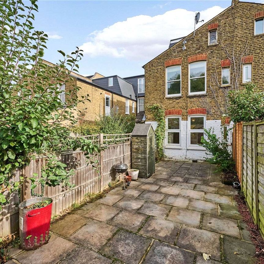 A bright and spacious one bedroom garden flat with its own private entrance. - Photo 1