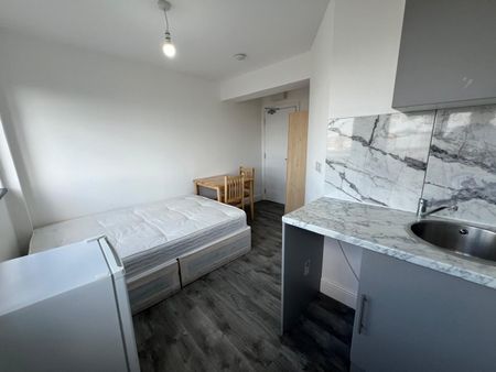 Studio Flat, High Road, IG1 - Photo 4