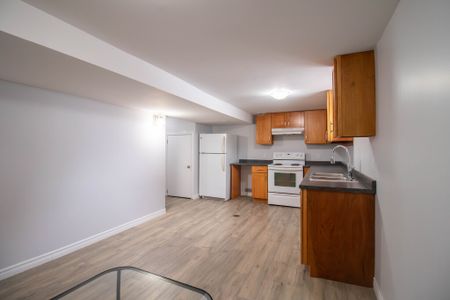 129 Jacobson Ave, St. Catharines - All Inclusive 2 Bedroom - Photo 3